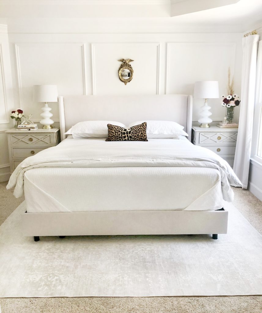белая спальня с белой мебелью