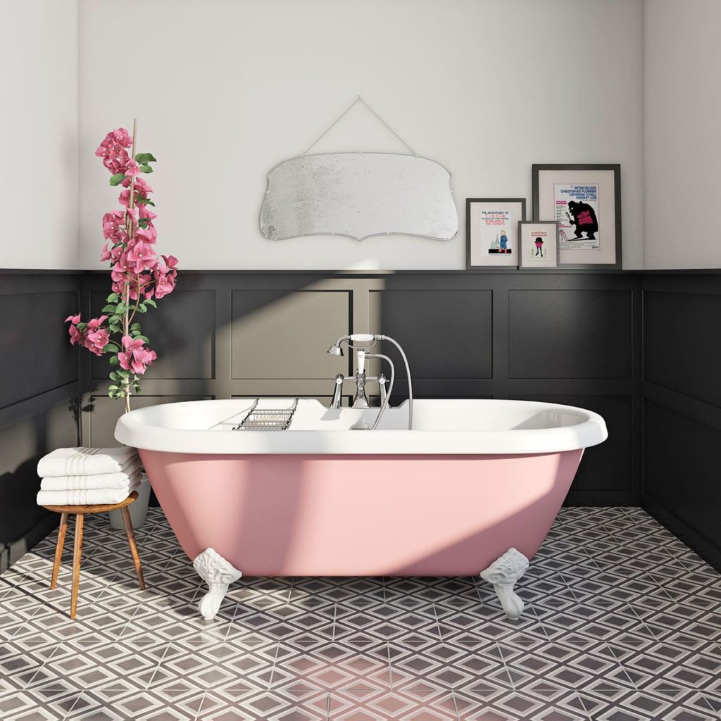розовая ванна в серо-белой ванной комнате