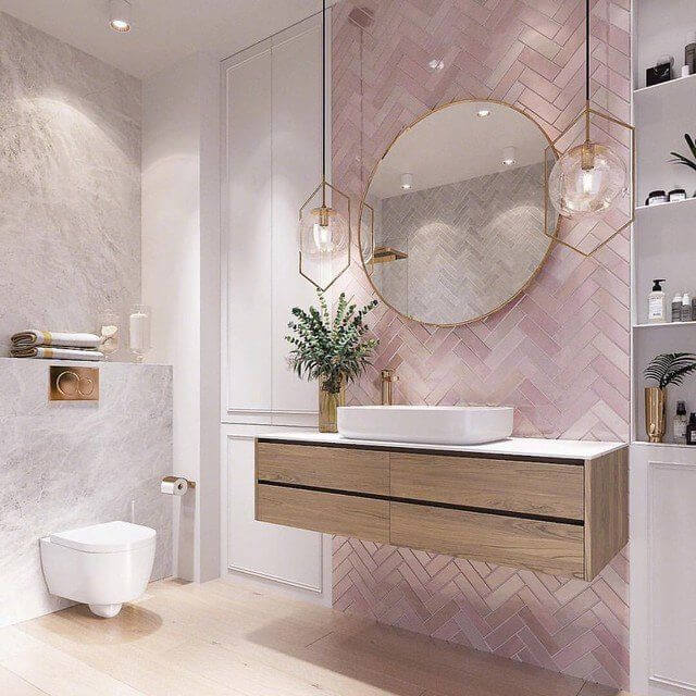сочетание розового и золотого в ванной комнате