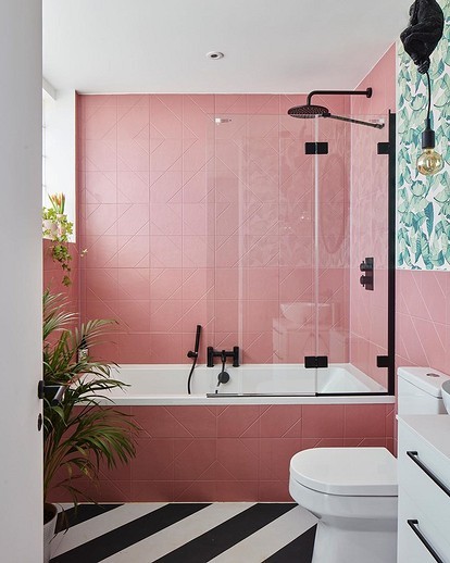 розовая ванная с растениями