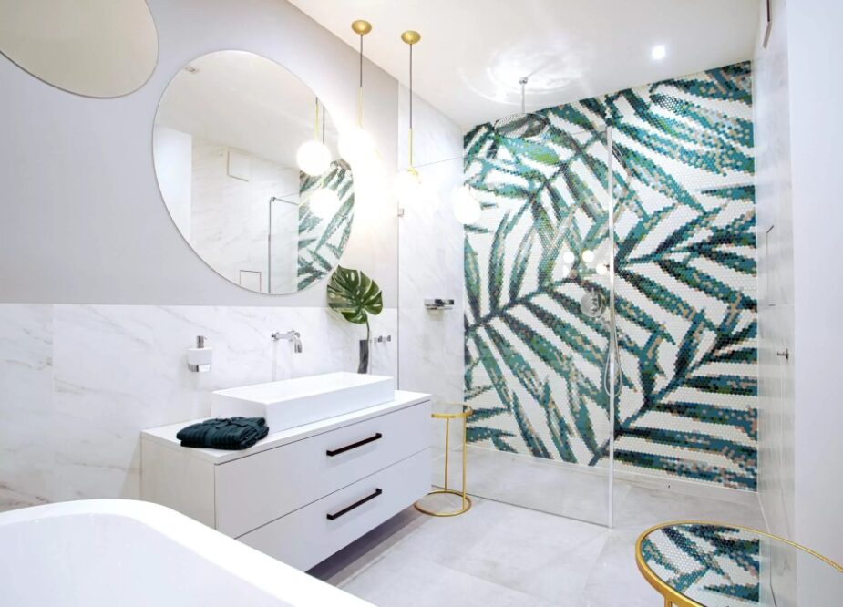 рисунок из мозаики на стене в ванной