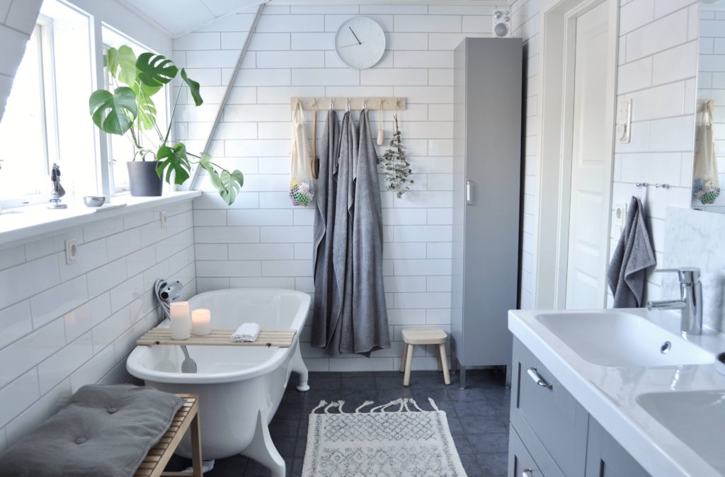дизайн ванной комнаты с туалетом скандинавский стиль