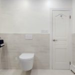Дизайн туалета с белой плиткой