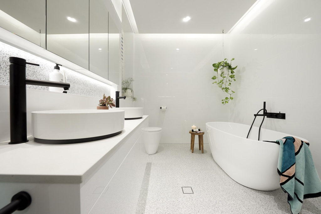 дизайн ванной комнаты с туалетом минимализм