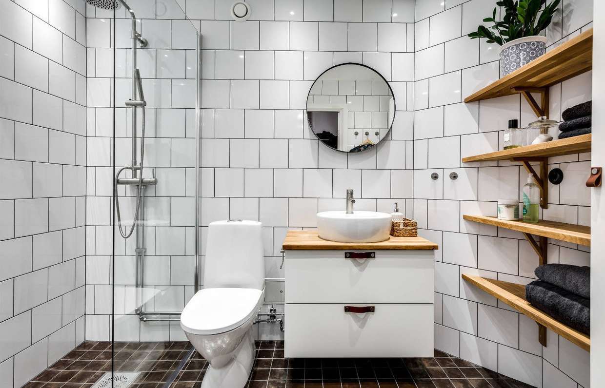 белая плитка в дизайне ванной