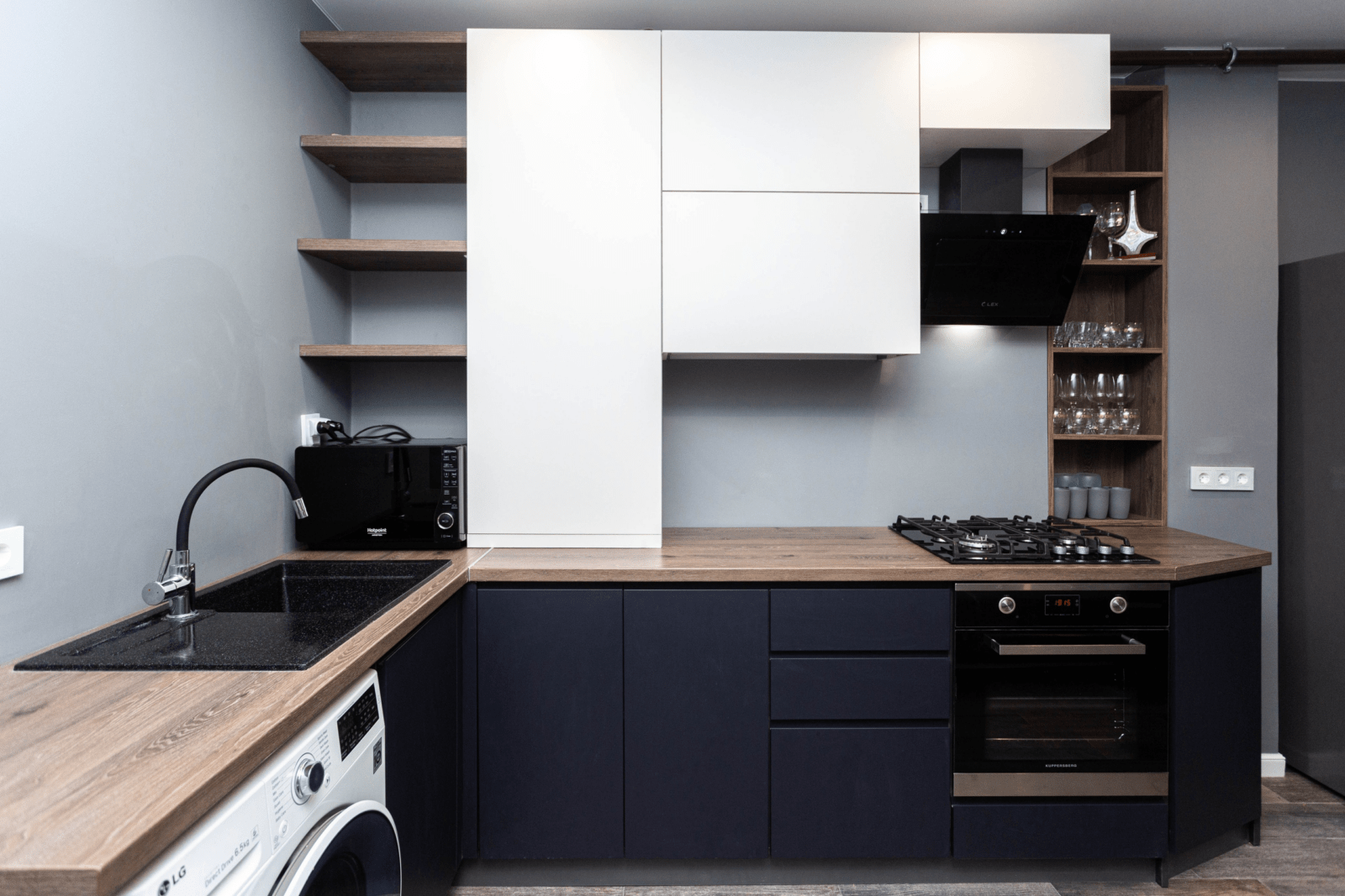 дизайн черно-белой кухни с деревянной столешницей