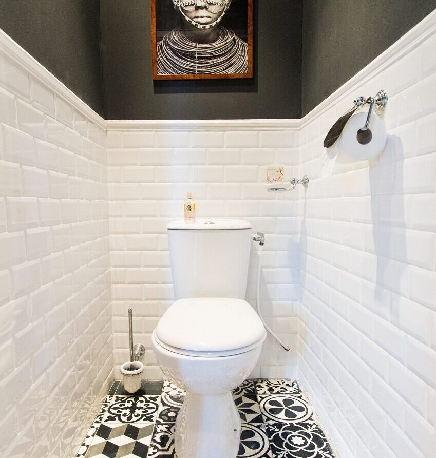 туалет в черно-белом стиле