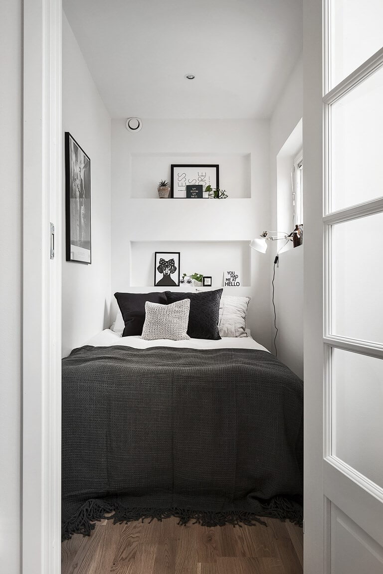 маленькая спальня со светлыми стенами