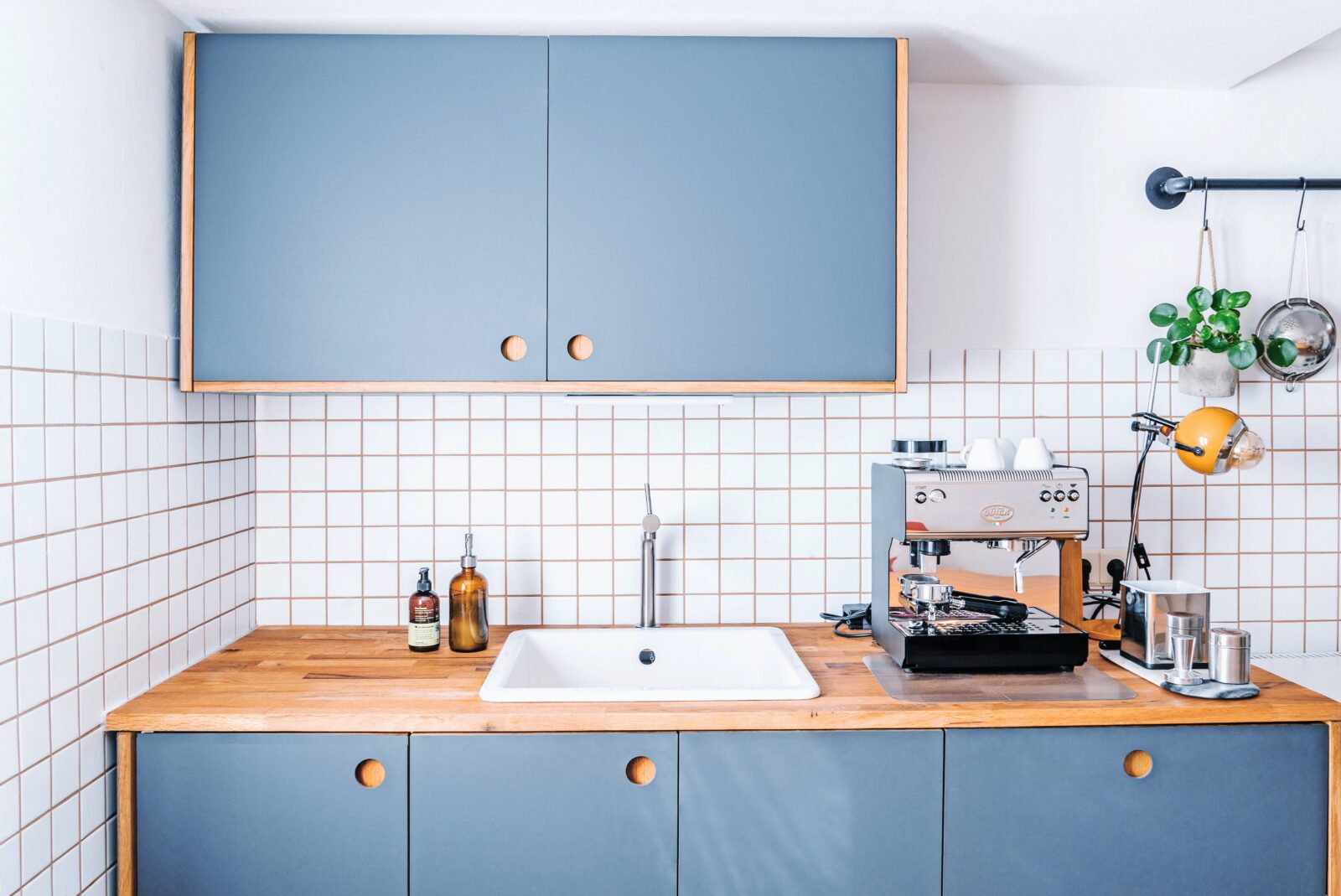 серо голубой цвет в интерьере кухни